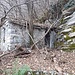 Suggestiva baita di ricovero o vecchi insediamenti che al tempo ospitavano scalpellini impegnati nelle opere di scavo estrattivo. Il tutto a ridosso di formazioni rocciose del pregiato Sasso di Moltrasio. 
