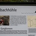 Informationstafel zur engen Ibachhöhle (388m) welche bequem, aber nicht aufrecht begangen werden kann. 