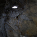 Schindelbodenhöhle (391m): Zirka 10 Meter hinter dem Höhleneingang befindet sich ein Schacht mit einem kleinem Loch in der Decke durch das etwas Tageslicht in den Höhlenraum gelangt