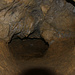 Am Ende des begehbaren Teils der etwas über 20m langen Schindelbodenhöhle (391m). Hir sind deutliche Kalkablgerungen an der Höhlendecke zu sehen.