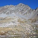 Am oberen See der Lai Glims verlassen wir den markierten Weg und halten auf den Schuttkegel unterhalb der Einstiegsrinne (nächstes Bild) zu.