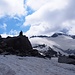 Südlich des Grauhorns verlässt man den Gletscher, Steinmännchen leiten dann den Weg durch's Geröll