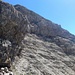 Weiter auf einem Schuttband unterhalb der Felsköpfe (sieht man den Steinmann am unteren Bildrand, ist man richtig)