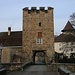 Das Eingangstor zum Schloss von Zwingen wurde auf einer Insel in der Birs um 1260 errichtet. Allerdings sind die im Mittelalter noch durchflossenen Arme der Birs zwischen den Inseln trockengefallen oder trockengelegt worden.  Auf dem Foto ist vorn die östliche Vorburg mit dem Torturm.