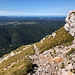 Im Aufstieg zur Pleša (strma pot) - Rückblick. Im Gipfelbereich wird der Weg wieder deutlich einfacher (weniger steil). Im Hintergrund ist wiederum das Meer zu erahnen.
