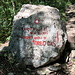 Im Aufstieg zur Pleša - Wir sind richtig: Am Felsblock befindet sich die ortsübliche Markierung und auch etwas "Lyrik".
