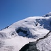 Blick etwas weiter links, durch den großen Bergschrund in der linken Bildmitte mussten wir den Steilaufstieg durchs Eis wählen.