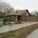 Auf dem Rückweg zum Parkplatz beim Kletterwald kam ich noch an diesem Gelände der Dampfbahnfreunde Illingen vorbei, das liebevoll mit Bahn-Gegenständen ausgestattet ist. Eine kleine Bahnstrecke, auf dem man aufsitzend auf kleinen Dampfzügen mitfahren kann, gibt es hier auch, vorne sieht man ein Stück des Gleises. Wegen des Corona-Lockdowns sind aber derzeit alle "Fahrtage" abgesagt.