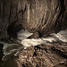 Unterwegs in den Škocjanske jame (Höhlen von Škocjan) - Blick vom höhergelegenen Besichtigungsweg zur Reka, die mit großer Geschwindigkeit durch das Höhlensystem rauscht. 