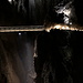 Unterwegs in den Škocjanske jame (Höhlen von Škocjan) - Durch die Šumeča jama (Rauschende Höhle) tost die Reka. Die Cerkvenikov most (Cerkvenik-Brücke) überspannt in einer Höhe von ca. 45 m den Fluss, der nach hinten in einen tiefen Canyon, den Hankejev kanal (Hanke-Kanal) weiterfließt.