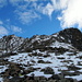Blick hinauf zum Vorgipfel (rechts) und Hauptgipfel des Fleckistocks