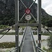Hängebrücke mit Blick zum Klettergebiet: Autofahren scheint auf der Brücke erlaubt zu sein.