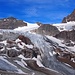 Die drei Gletscherzungen des Ochsentaler Gletschers. Die vordere umgeht man unterhalb im Geröll, die mittlere überquert man im unteren Teil und steigt dann im schneebedecktem Teil auf.