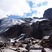 Ausstieg vom Gletscher neben dem schuttbedecktem Gletschertor. Etliche Steinmännchen markieren den Weg.