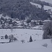 Jetzt bin ich auf der Langenbrucker Seite und kann dem Schlittelbetrieb von oben her zuschauen. Bei der Strasse unten sieht man die parkierten Autos. Es war Hochbetrieb!<br /><br /><br />