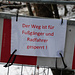Aha! Wenn man das Schild nur auf einer Seite der Brücke anbringt, ist dann nur eine Fahrtrichtung gesperrt?