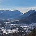 Tiefblick nach Oberau. Im Hintergrund die Zugspitze. 