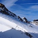 An der Kröntenlücke. Blick auf die anderen Gipfel rings um den Glatt Firn: Vorne Schneehüenderstock, hinten Zwächten, Glatt Stock und Chli Spannort.