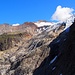 Im Abstieg über den Alpinwanderweg. Das Ostende des Steigletschers hat sich schon fast bis über die Kante zurückgezogen und eine abgeschliffene Felswand hinterlassen.