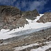 Durch die Firnrinne ging es runter auf den Gletscher. Vom Geröllfeld führen Steinmännchen und später ein Pfad zur Sustlihütte.
