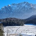 Blick über den Lautersee mit seltsamem Eismuster zum Karwendel 