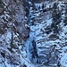 Der kleine Wasserfall im Laintal gefriert mehr und mehr