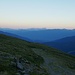 Über einen weiten Fahrweg geht es zurück. In der Ferne sieht man die Julischen Alpen, rechts sanfte Berge der östlichsten Gailtaler Alpen, 1996 überschritten.