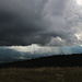 Unterwegs im Pohorje - Blick in Richtung Karwanken/Uršlja gora. Über uns treiben derweil unglaublich dunkle, in dieser Art zuvor noch nie gesehene Wolken hinweg. Wahrscheinlich ist bei Frau Holle gerade die Pech-Marie zu Besuch...