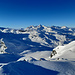 Gipfelblick vom Piz dal Sasc in Richtung des Skigebiets von Bivio und zum Piz Platta