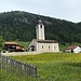 ... und zur bereits wieder leicht von der Sonne erhellten Kirche