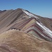 Der ganze Regenbogenberg! Diese bunten Schichten wurden erst vor wenigen Jahrzehnten entdeckt, weil zuvor wohl ständig Schnee und Eis alles bedeckte. <br /><br />Rot - Eisenoxid, Pink - Mangan, Gelb - Schwefel, Blaugrün - Kupfer+H2O+O2, Schwarz - Granit 
