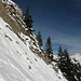 Blick vom ENE-Couloir hinüber zum 3. Aufschwung des E-Grats, der Schlüsselstelle der Sommerroute, hinten rechts das Homad