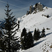 Von der Gratkuppe 1893 kann bis unter die Gratschulter ca. 1965m mit Ski aufgestiegen werden. Hinten links u.a. Boltigerflüe, Bäderhore und Gastlosen
