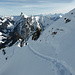 Aufstieg mit Ski Richtung Gratschulter ca. 1965m: dahinter prominent das Stockhorn, links davon der Walalpgrat, darüber u.a. Hohgant und Urirotstockgruppe, rechts davon Sefenestock und Sattelspitz, darüber die Urner und Berner Alpen