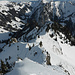 Tiefblick von der Gratschulter ca. 1965m: oben Fuss-, unten Skispuren, am Horizont von links u.a. P. 1967 (zwischen Möntschelespitz und Chatz u Mus), Schratteflue, Hohgant, Urirotstockgruppe, Stockhorn, Wildgärst, Schwarzhorn,Wetterhorngruppe, Bärglistock und Schreckhorn 