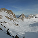 Aussicht vom Schibespitz zu Gantrisch mit dem praktisch aperen S-Grat, Nünene- und Chrummfadeflue über der Alp Chessel