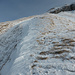 Blick vom SW Rand der Rinne zurück über die abgeblasene ober NW-Flanke zum N-Grat