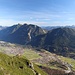 schön sieht man den Aufstiegsrücken, hinter dem Estergebirge das Karwendel