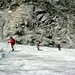 Sul ghiacciaio per raggiungere l'attacco del sentiero attrezzato che porta al rifugio
