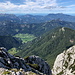 Velika (Koroška) Baba - Blick entlang der Grenze Slowenien/Österreich, die von hier u. a. über den Seebergsattel und den Kamm der Košuta / Koschuta (hinten links) verläuft.