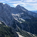 Velika (Koroška) Baba - Ausblick zu den etwa südwestlich und deshalb im Gegenlicht gelegenen, höchsten Gipfeln der Kamniško-Savinjske Alpe (Steiner Alpen): Grintovec und  Jezerska Kočna.