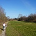 hinter der Brücke links und nordwärts dahin