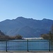 die Loisach verläßt den Kochelsee, dahinter der Herzogstand