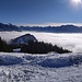 Der Hirschberg taucht aus den Wolken auf