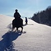 Pferd und Reiterin geniessen den zauberhaften Ausritt im Schnee