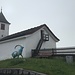 ... und besichtigen kurz die Kirche - mit blauem Steinbock, vor der Postauto-Fahrt nach Zillis
