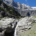 An der Alp Schupfen überquert man oberhalb dieses Wasserfalls den Bach, um über die Rasenbänder linkerhand den nächsten Geländeboden zu erreichen