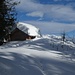 ... zur tief verschneiten und gut eingebpackten Hütte