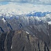 Le quinte rocciose che delimitano la Val Grande; sullo sfondo il Monte Rosa avvolto dalle nuvole.