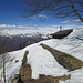 Il Bivacco invernale del Pian Cavallone con le montagne della Val Grande sullo sfondo.
